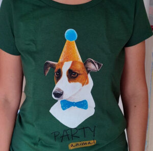 Tricou girlie din bumbac organic Caine Party Animal purtat de model