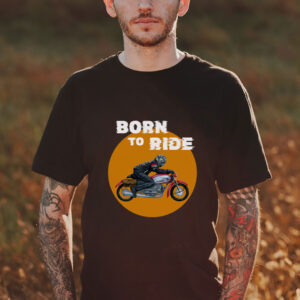 Tricou din bumbac organic cu Motociclist purtat de model